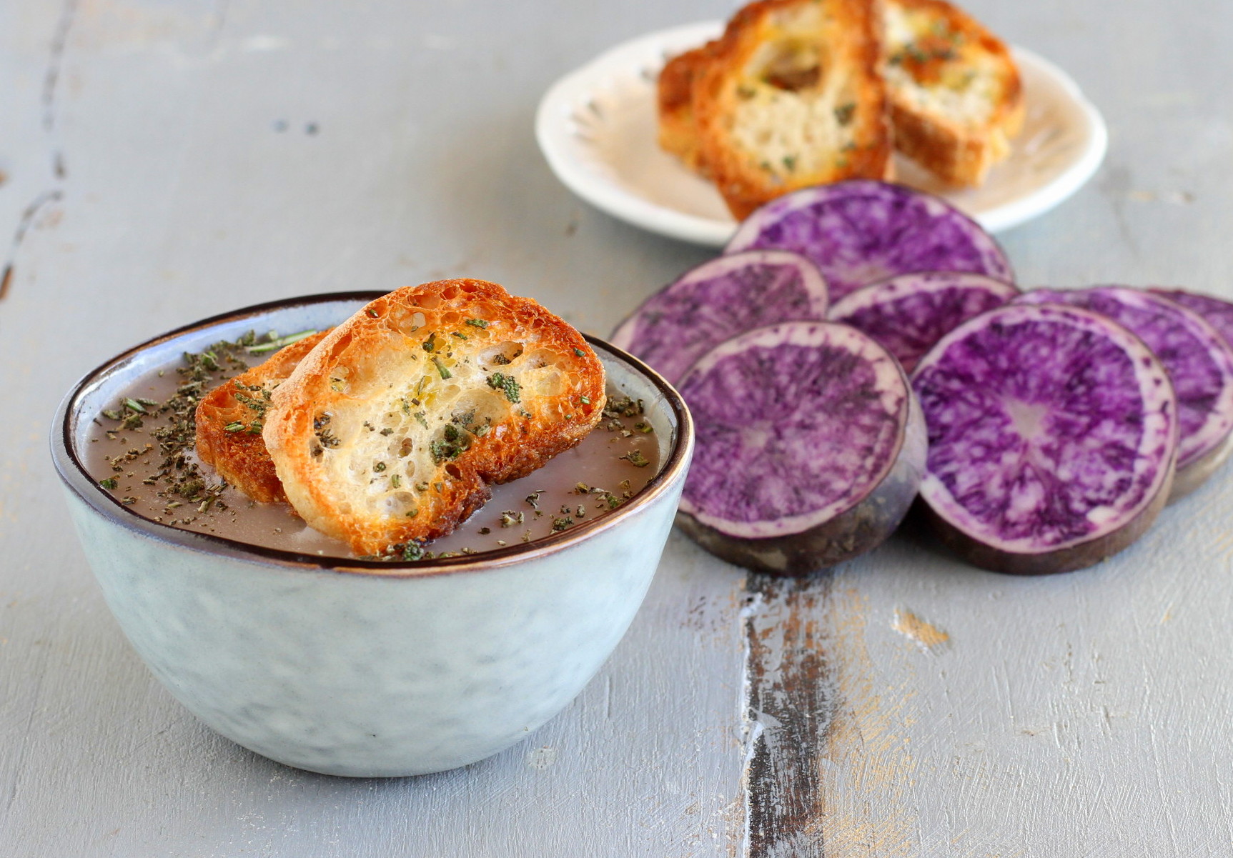 Püree aus violetten Kartoffeln und Kräutern