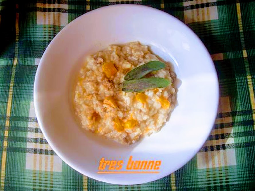 Kürbis-Risotto mit Wurst und Salbei-Aroma