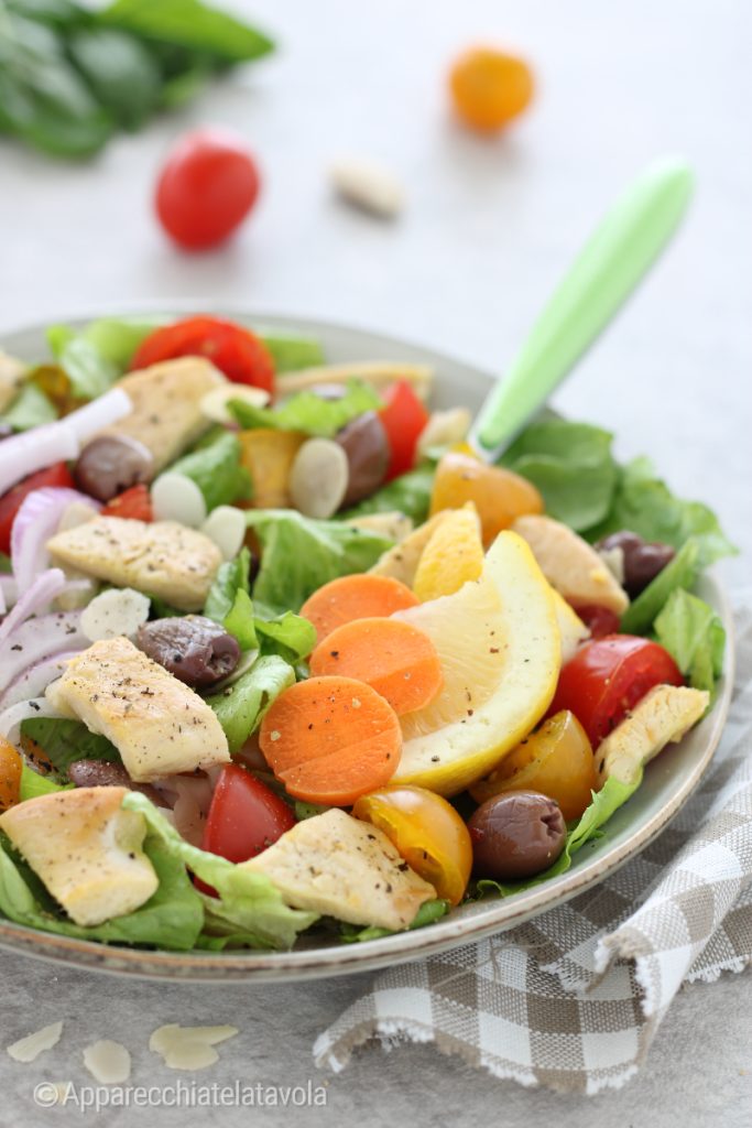 Salat mit gegrilltem Huhn und Gemüse