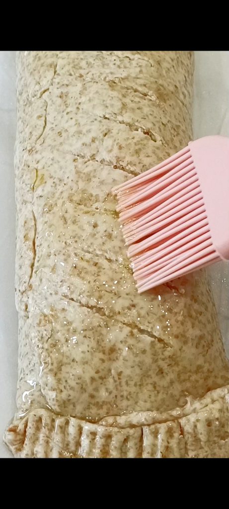 Aufrollen, mit Öl und Sesam bestreuen