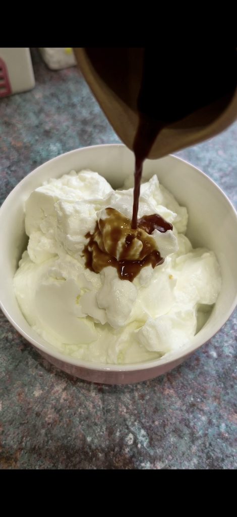 Wir mischen Joghurt und Kaffee