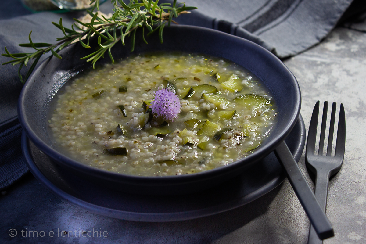 Sorghum im Schnellkochtopf mit Zucchini