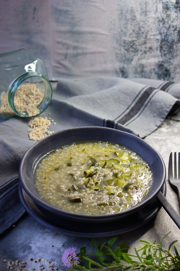 Sorghum im Schnellkochtopf mit Zucchini