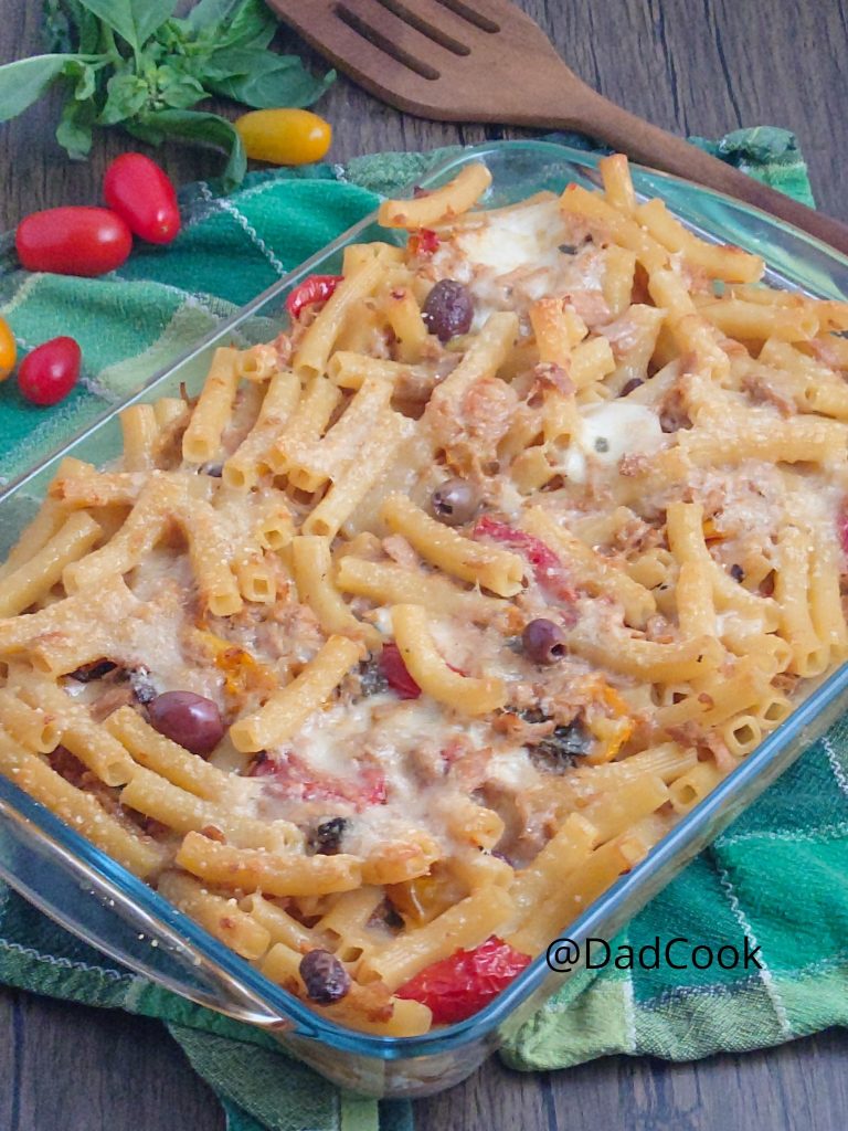 Überbackene Pasta mit Thunfisch, Geschmolzenem Mozzarella, Oliven und Kapern
