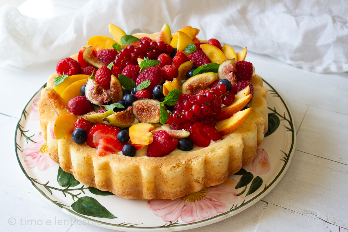 Umgedrehte Torte mit Sommerfrüchten