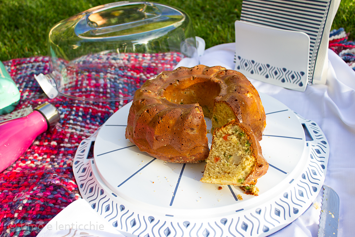 Vegetarischer Babà mit Spargel und Erbsen