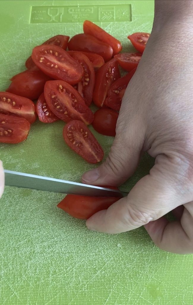 Kirschtomaten schneiden