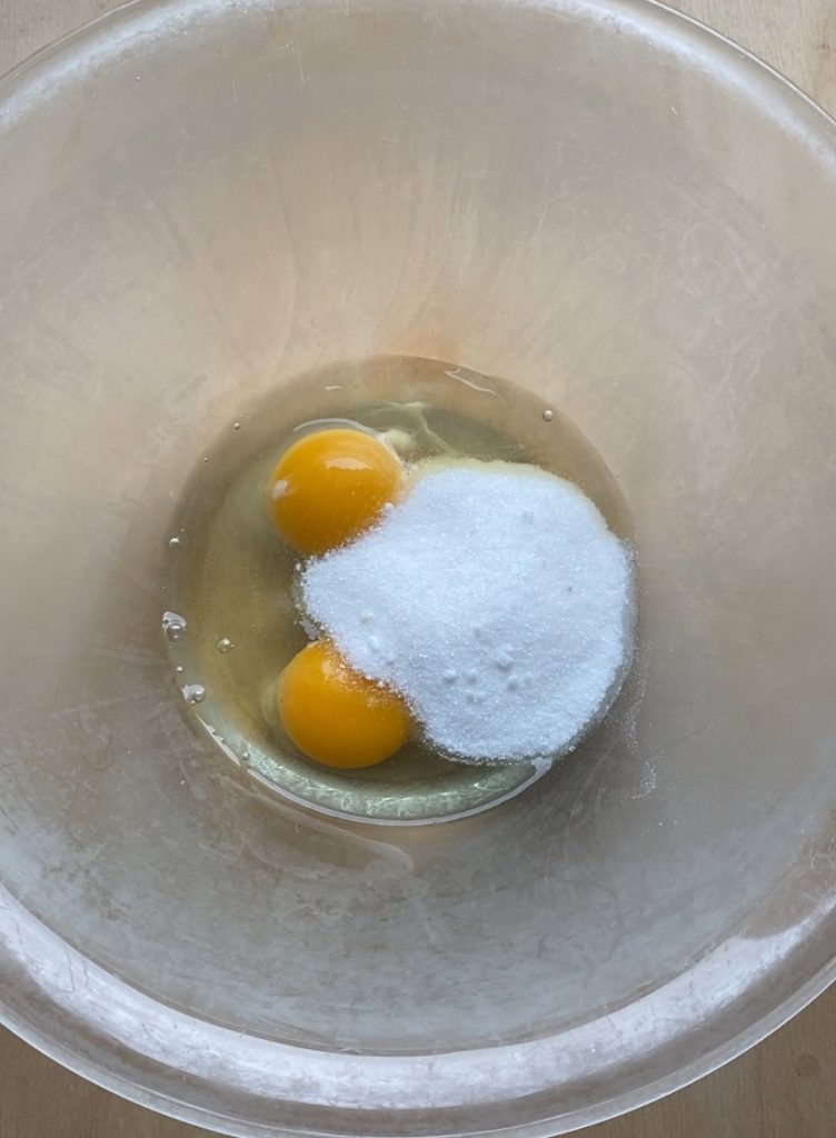 Eier und Zucker mischen