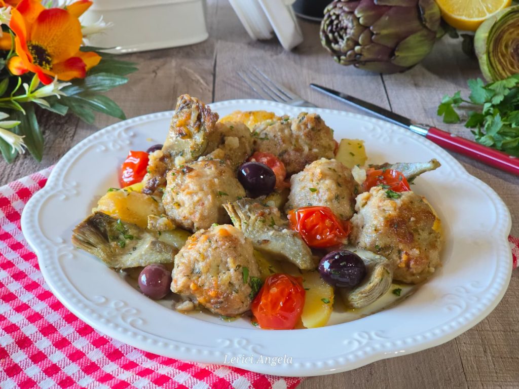 Mediterrane Frikadellen in Soße mit Artischocken und Kartoffeln
