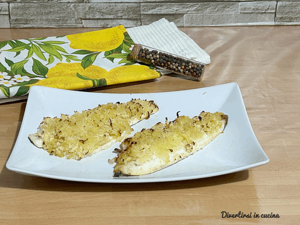 Wolfsbarschfilets in Kartoffelkruste auf einem Servierteller