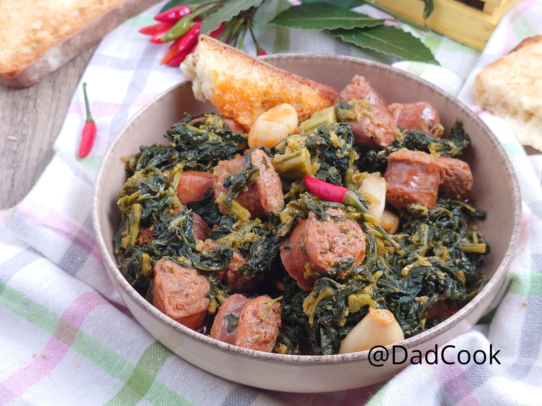 Würstchen und Stängelkohl: Das einfache Rezept von Oma