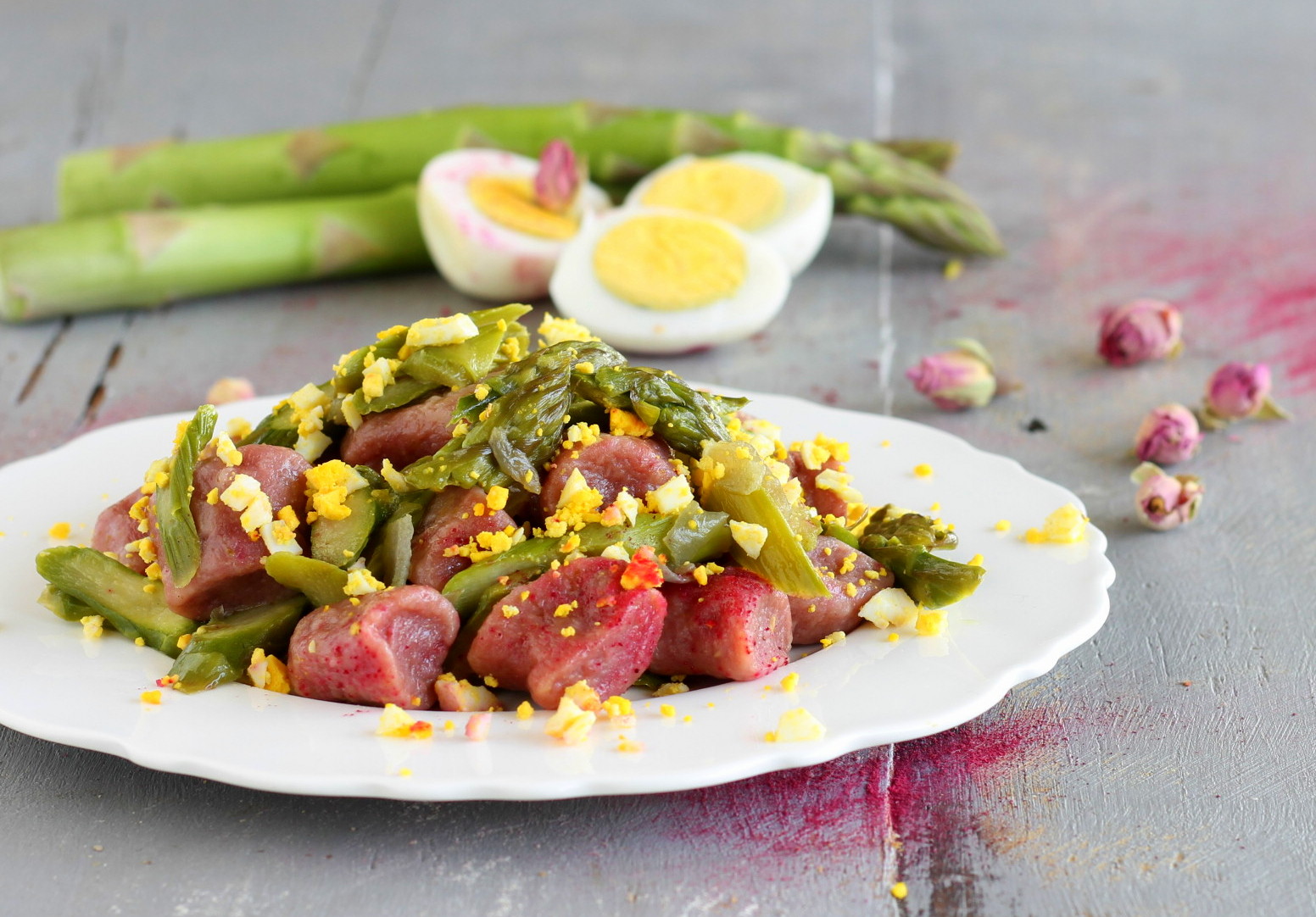 Rote-Bete-Klöße mit Spargel