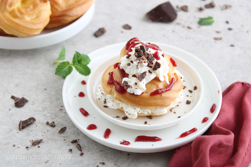 ZEPPOLE MIT RICOTTA-CREME Schokolade und Marmelade