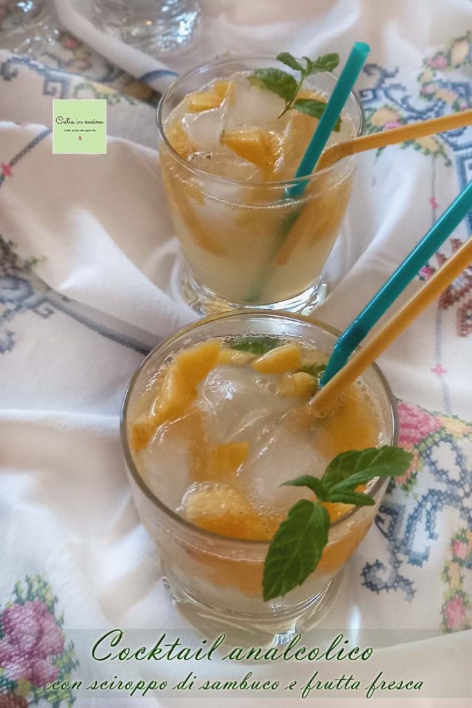 alkoholfreier Cocktail mit Holunderblütensirup und frischen Früchten
