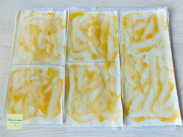 Marmelade auf dem Teig verteilen