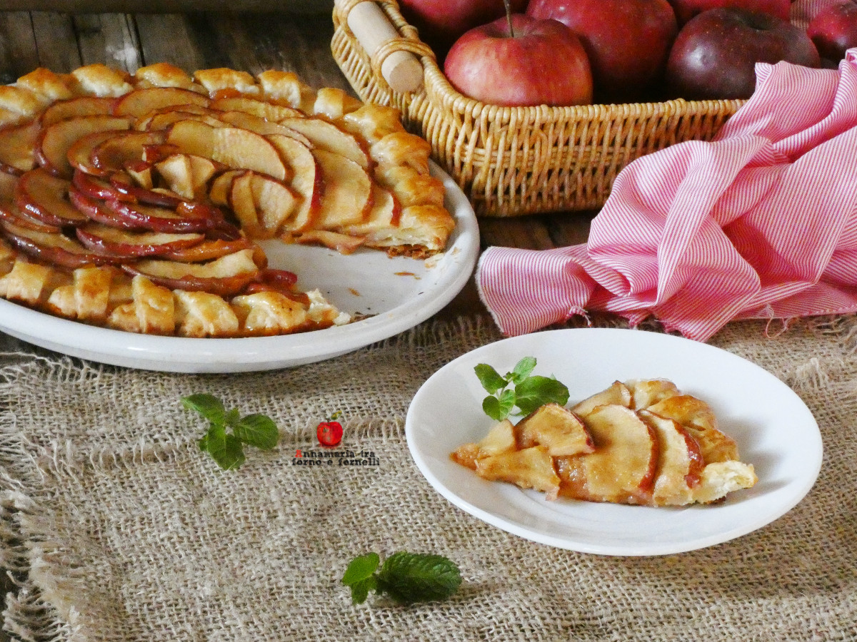 Blätterteigkuchen mit Marmelade und Äpfeln