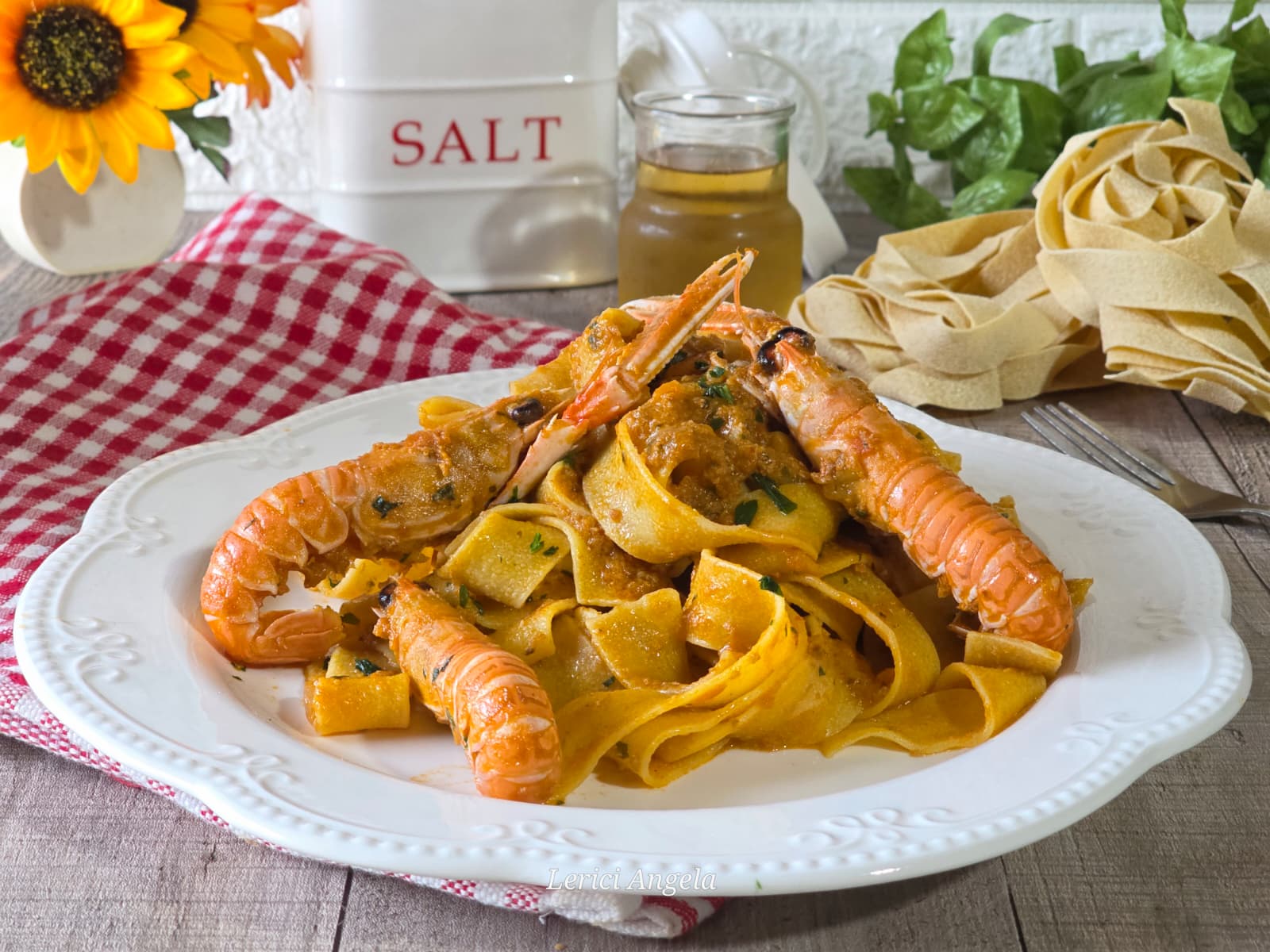 Die Pappardelle mit Garnelen