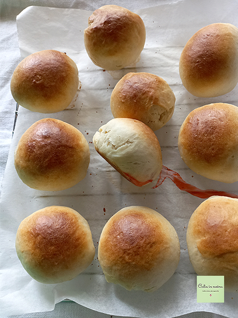 Brötchen gefüllt mit Erdbeeren