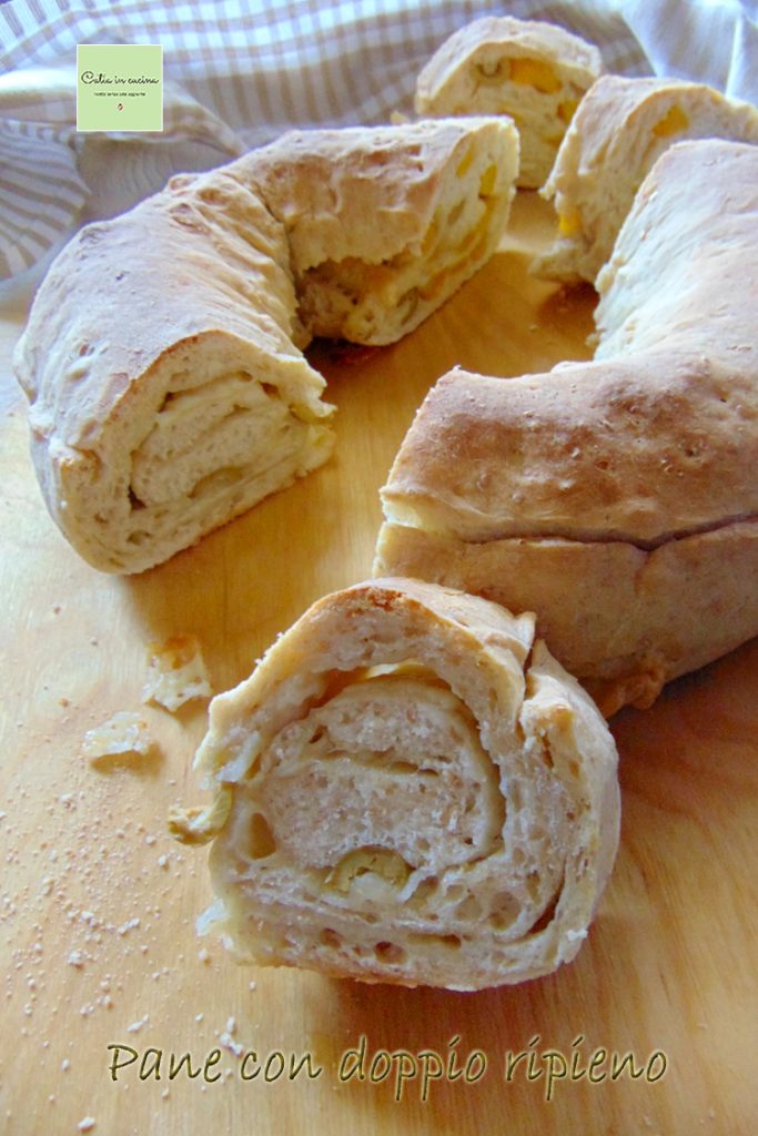 brot mit doppelter füllung, oliven