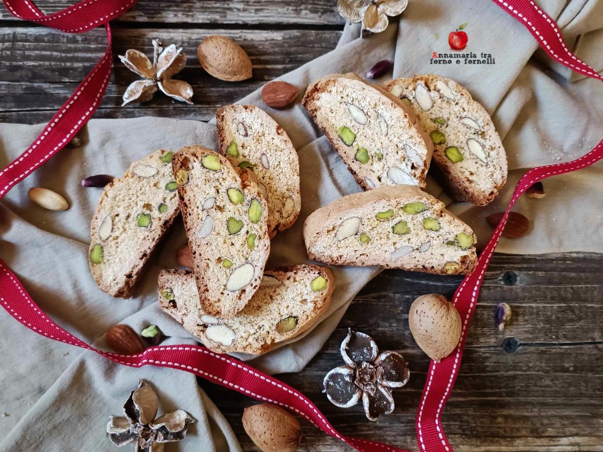 Cantuccini mit Mandeln und Pistazien