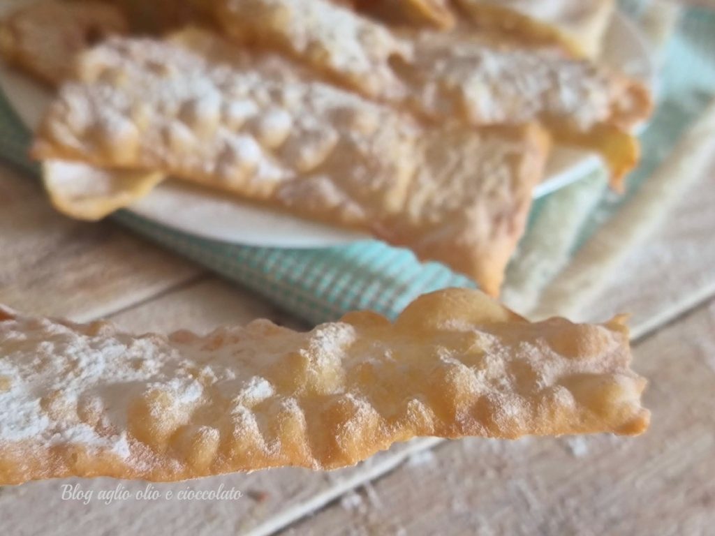 chiacchiere allo yogurt , friabili e piene di bolle con solo due ingredienti