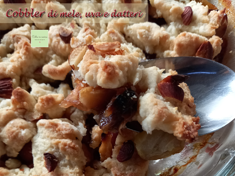 Cobbler mit Äpfeln, Trauben und Datteln