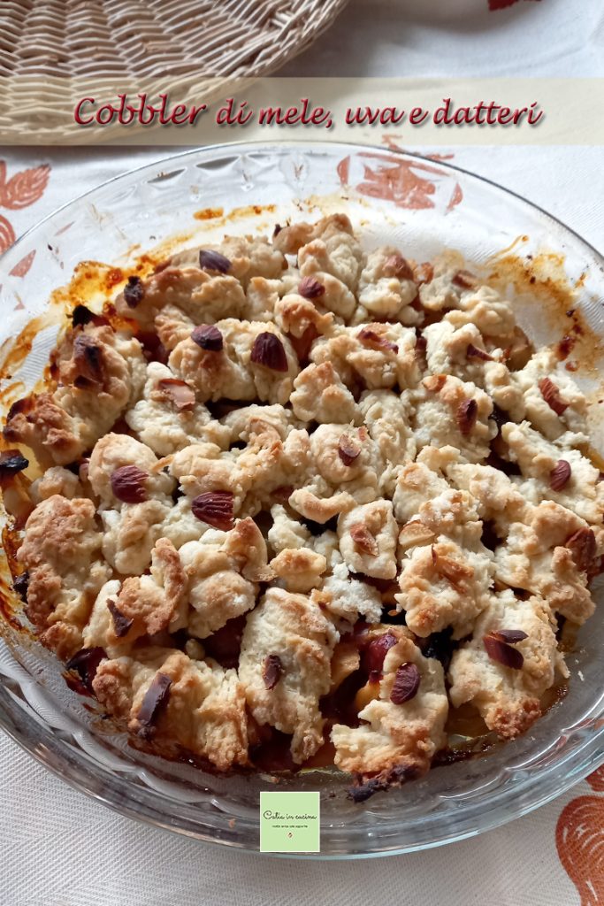 cobbler mit Äpfeln, Trauben und Datteln