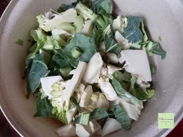 Stiele und Blätter vom Romanesco-Brokkoli