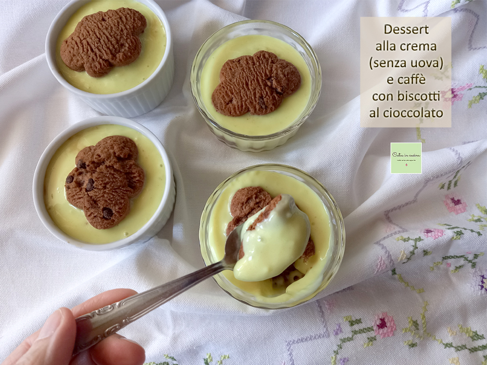 dessert mit Sahne und Kaffee mit Keksen