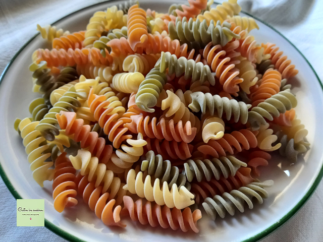 dreifarbige Fusilli