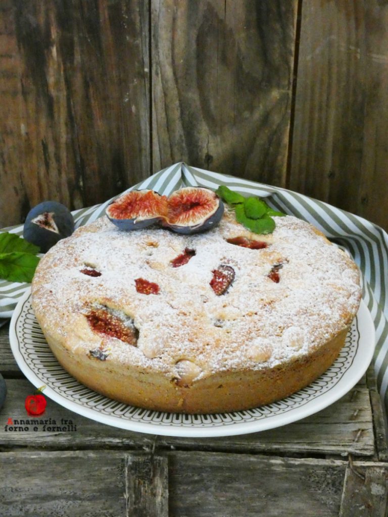 Frische Feigen und Mandelkuchen ganz