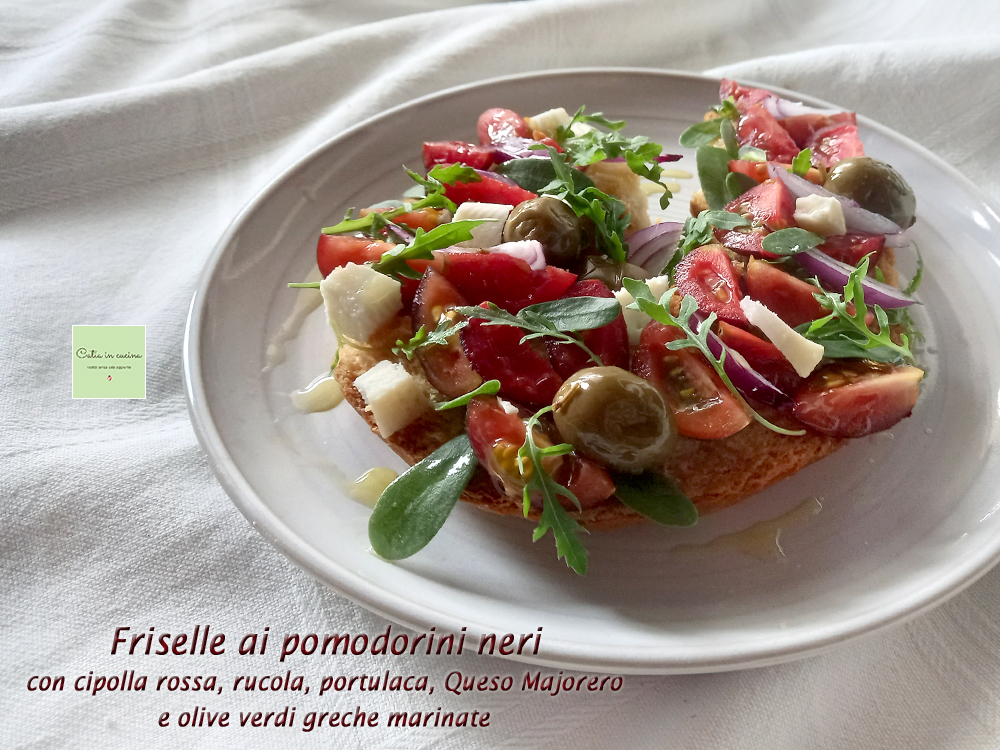 Friselle mit schwarzen Tomaten, griechischen grünen Oliven und Queso Majorero