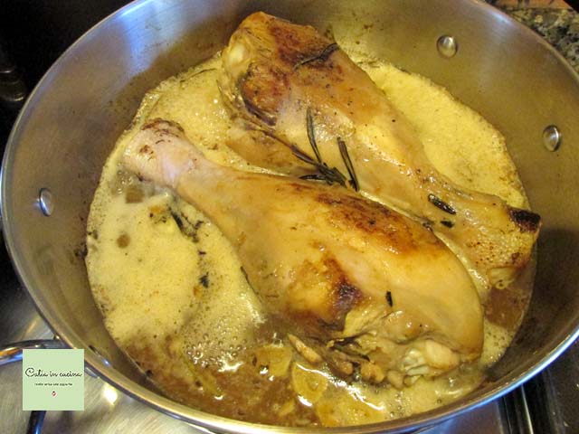 Das Bier in die Pfanne gießen