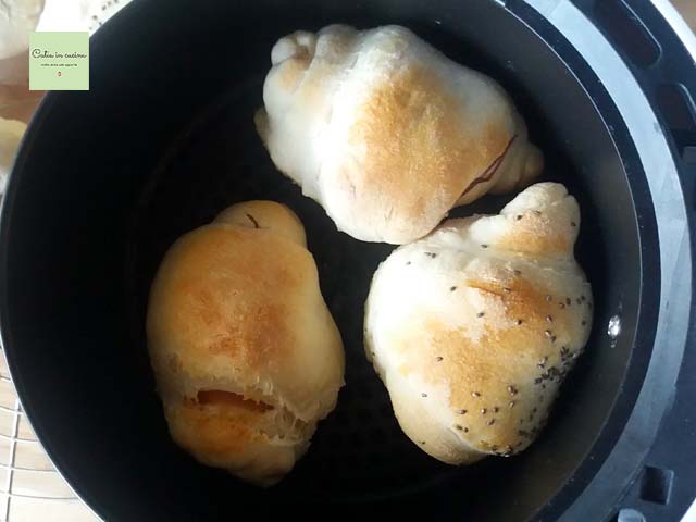 gefüllte Brötchen in der Heißluftfritteuse gebacken