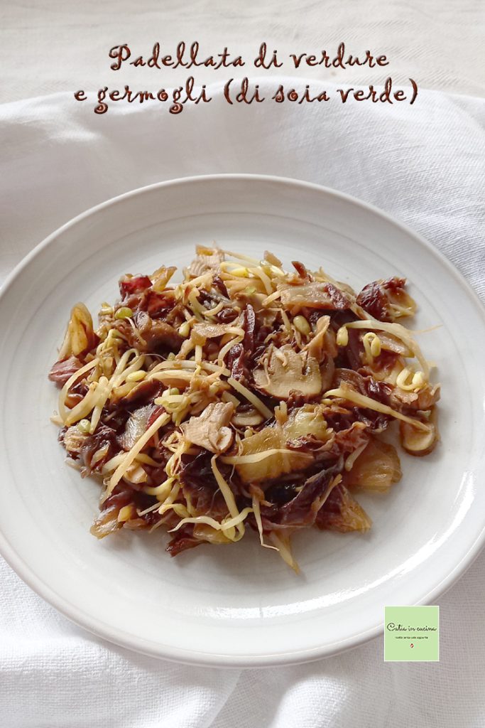 Pfanne mit Pilzen und Radicchio mit Sprossen