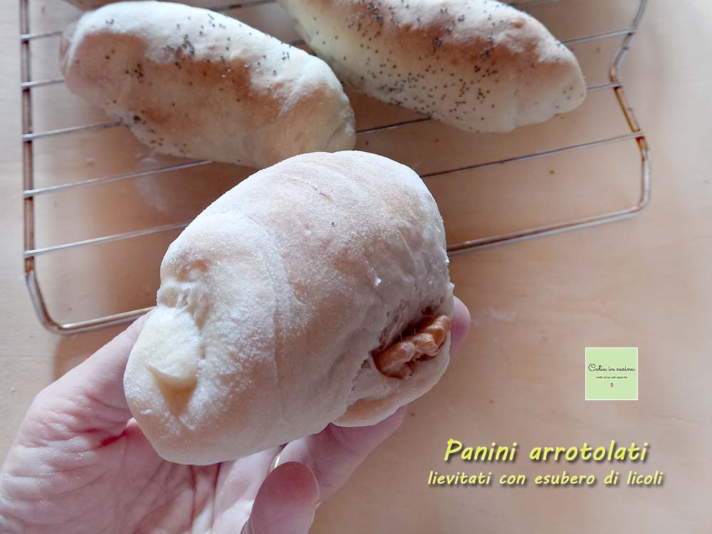 gerolltes Brötchen mit Nüssen