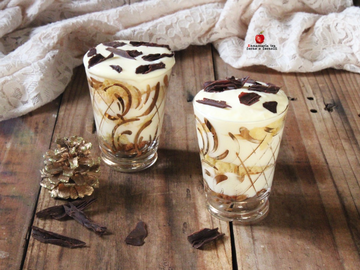 Gläser mit Pandoro und Mascarponecreme