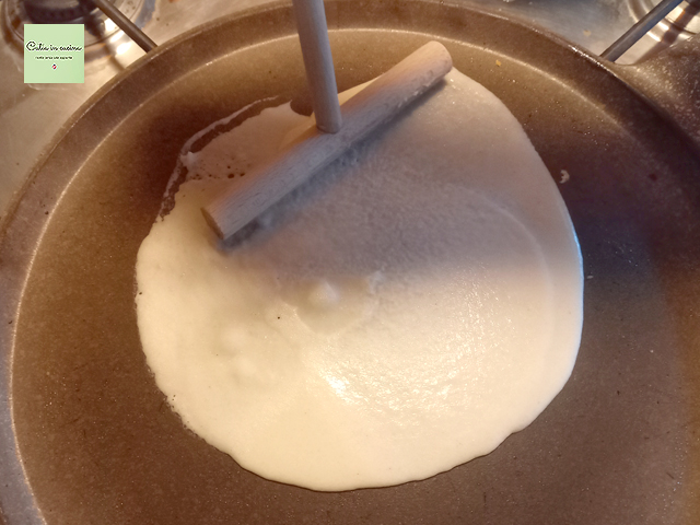 die Crêpe mit dem T-Stab verteilen