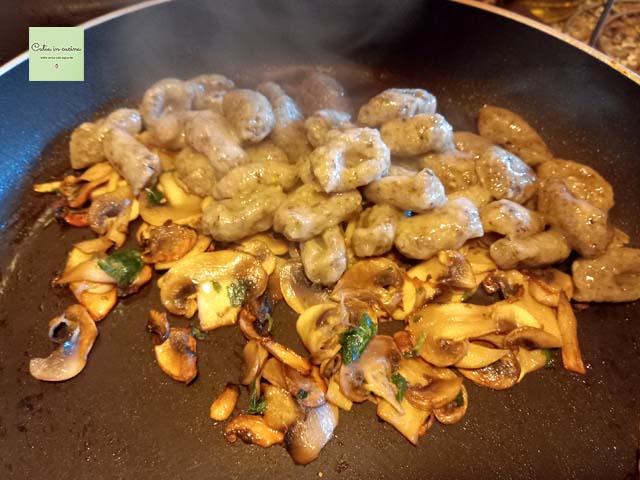 gnocchi alla farina di carciofi con funghi spadellati