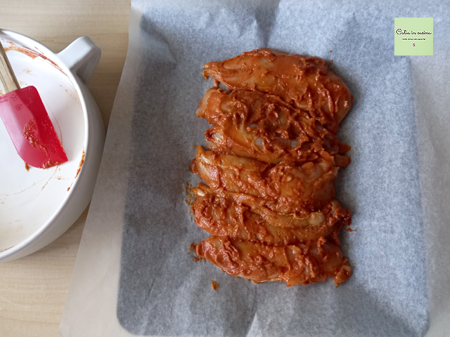 Hähnchenfilets auf Backpapier legen