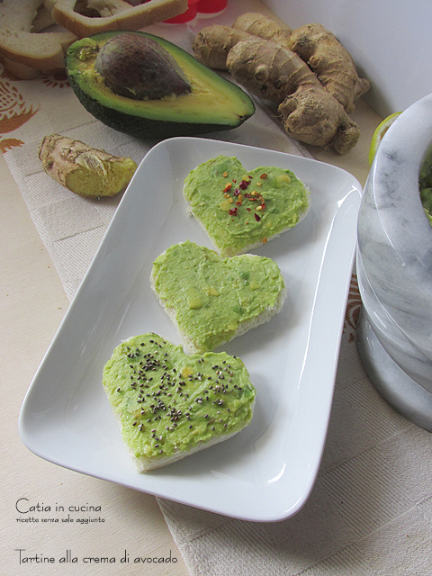 Häppchen mit Avocado-Creme in Herzform