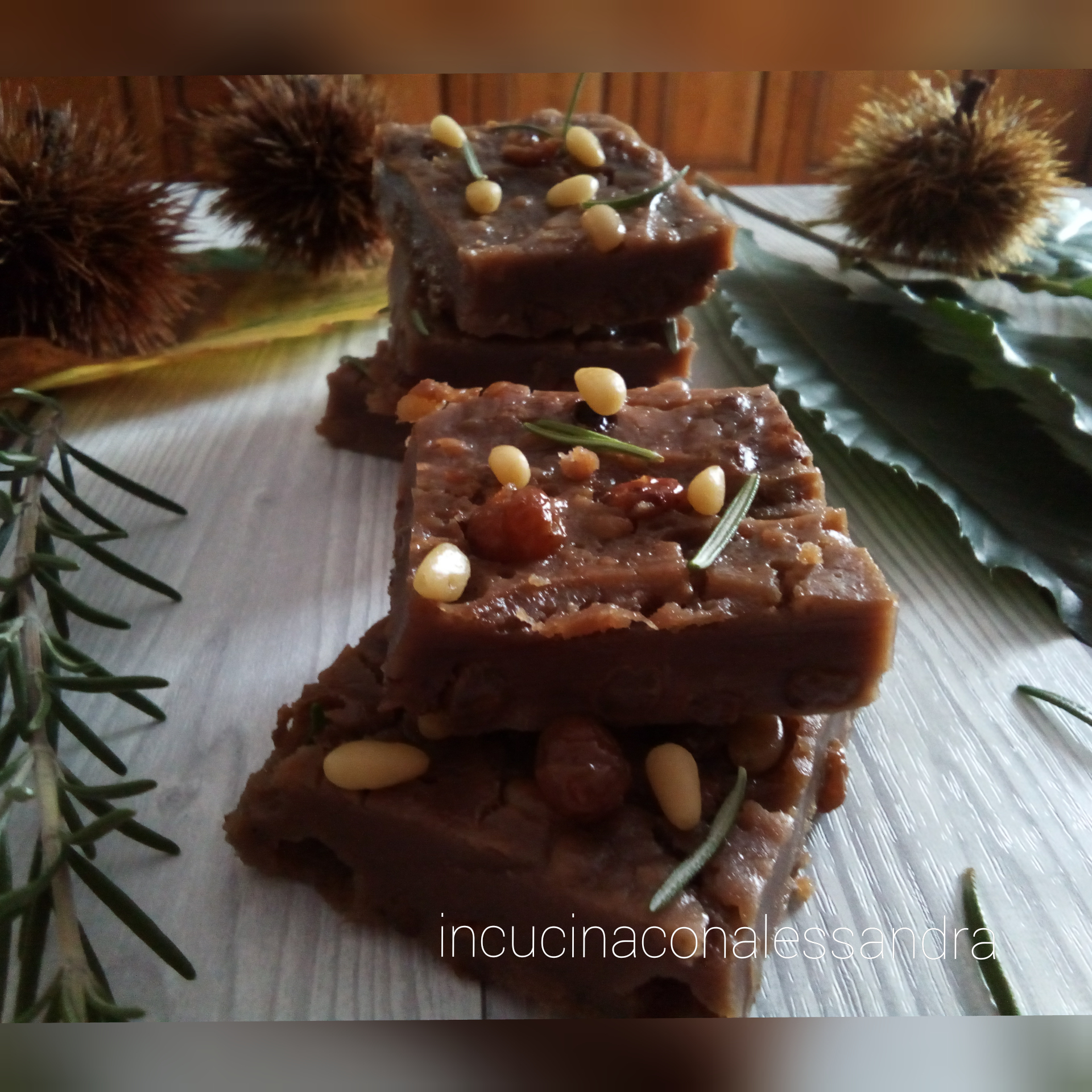 Garfagninischer Kastanienkuchen mit Rosinen, Pinienkernen und Nüssen