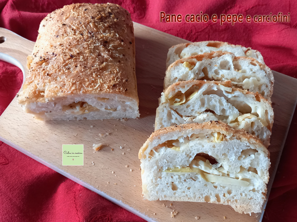 Käse-und-Pfeffer-Brot und Artischockenherzen