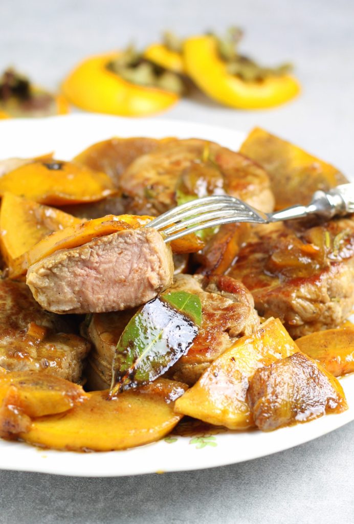 angeröstetes Schweinefilet mit in Scheiben geschnittenen Kaki, gewürzt mit Honig und Lorbeerblättern, serviert mit einem Hauch Balsamico-Glasur