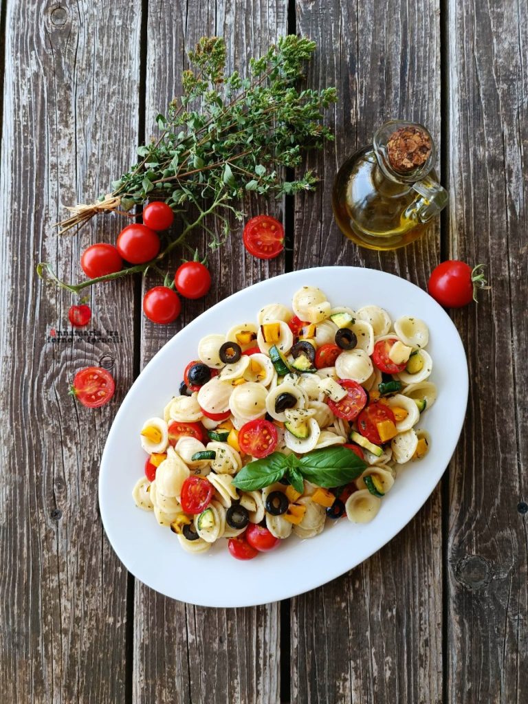 kalter Nudelsalat mit Zucchini und Paprika light