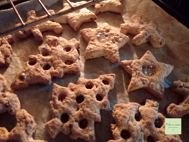 Kekse mit dem Glasscheibchen im Ofen