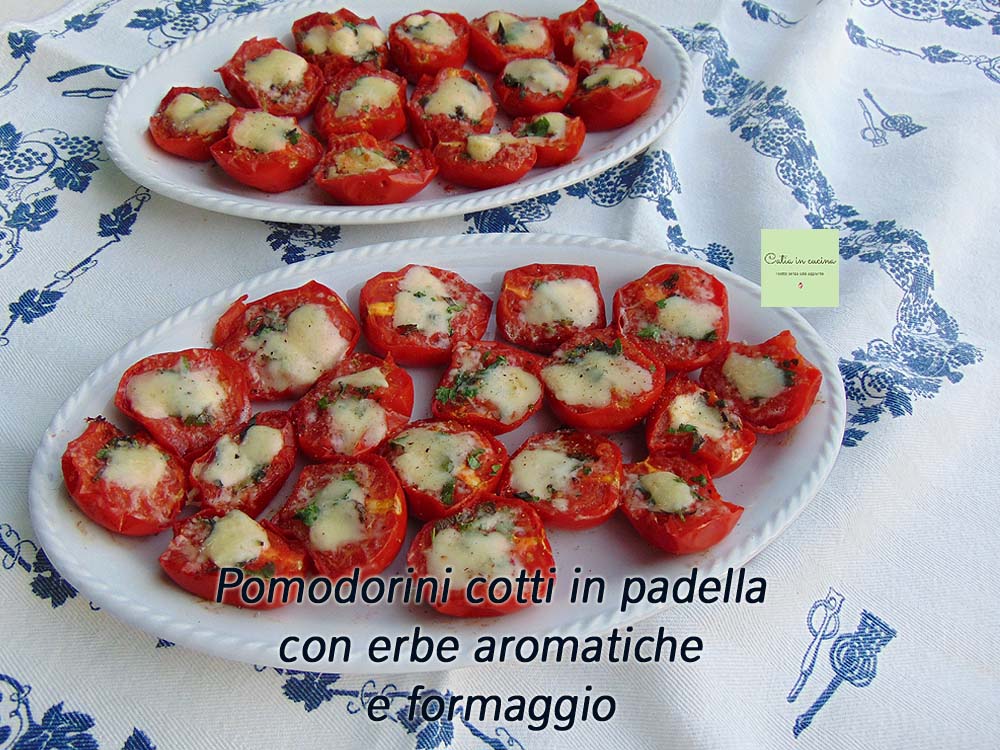 In der Pfanne gegarte Kirschtomaten mit Kräutern und Käse