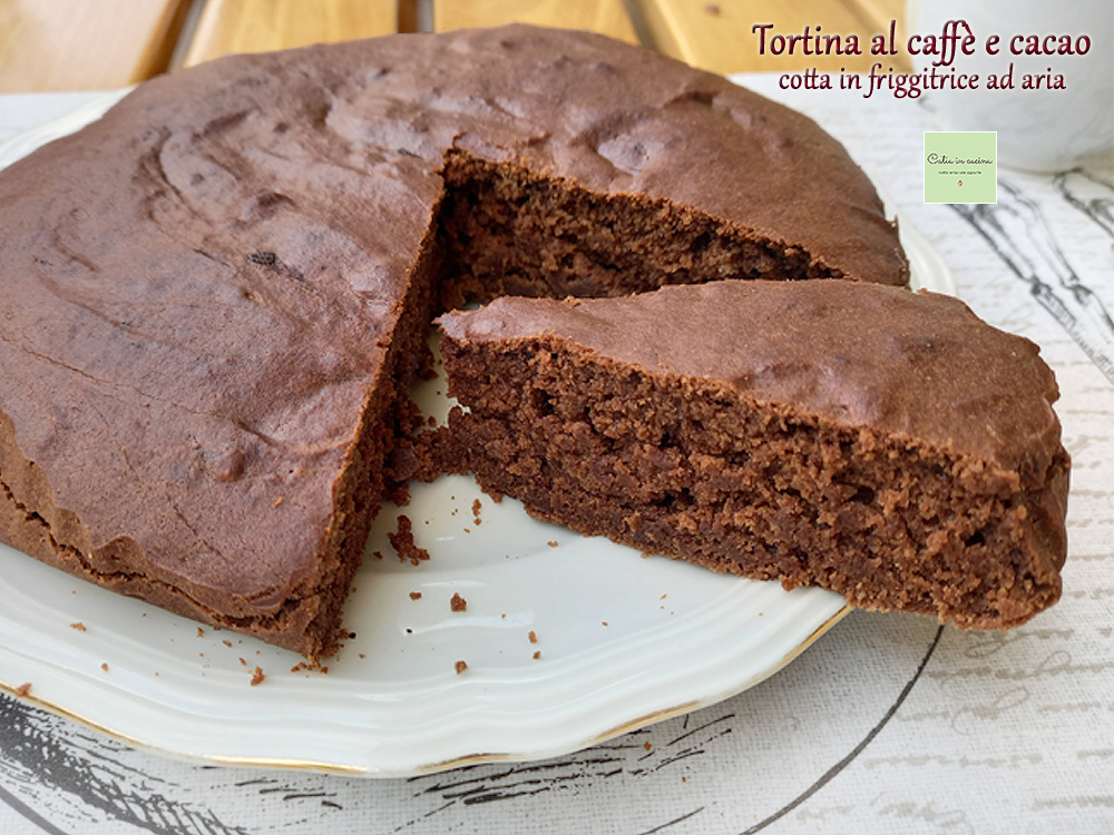 Kleiner Kaffee-Kakao-Kuchen in der Heißluftfritteuse gebacken