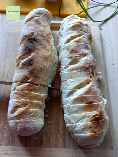 Knoblauchbrot geschnitten