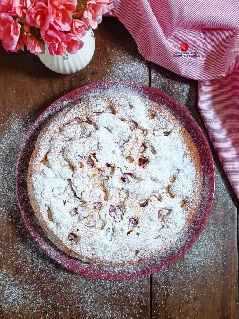 Kuchen mit Erdbeeren und Kokos ganz